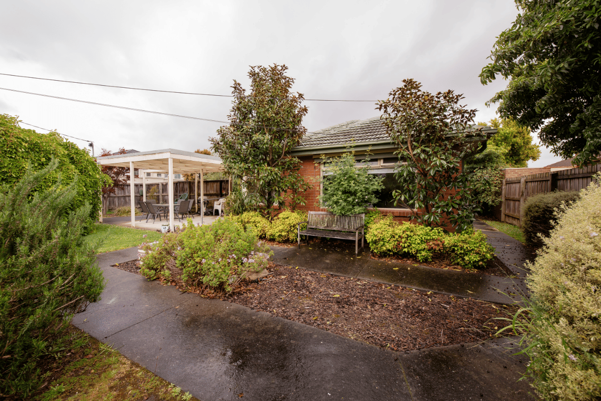 Friendly home close to local shopping and parks in bustling Glen Waverley. — Home image 4