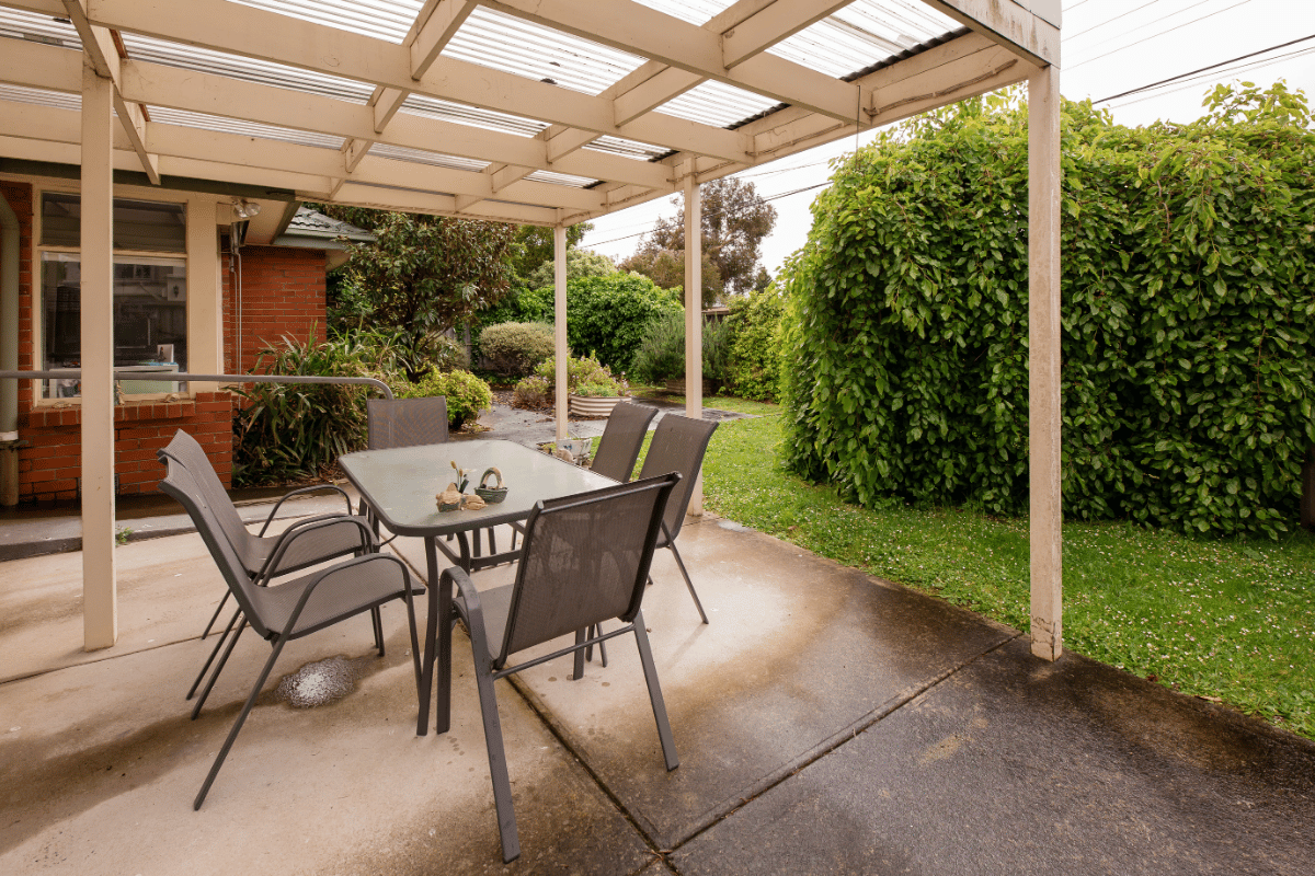 Friendly home close to local shopping and parks in bustling Glen Waverley. — Home image 6