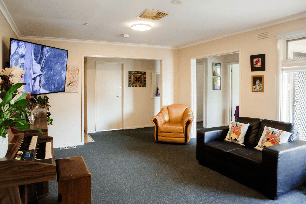 Friendly home close to local shopping and parks in bustling Glen Waverley. — Home image 10