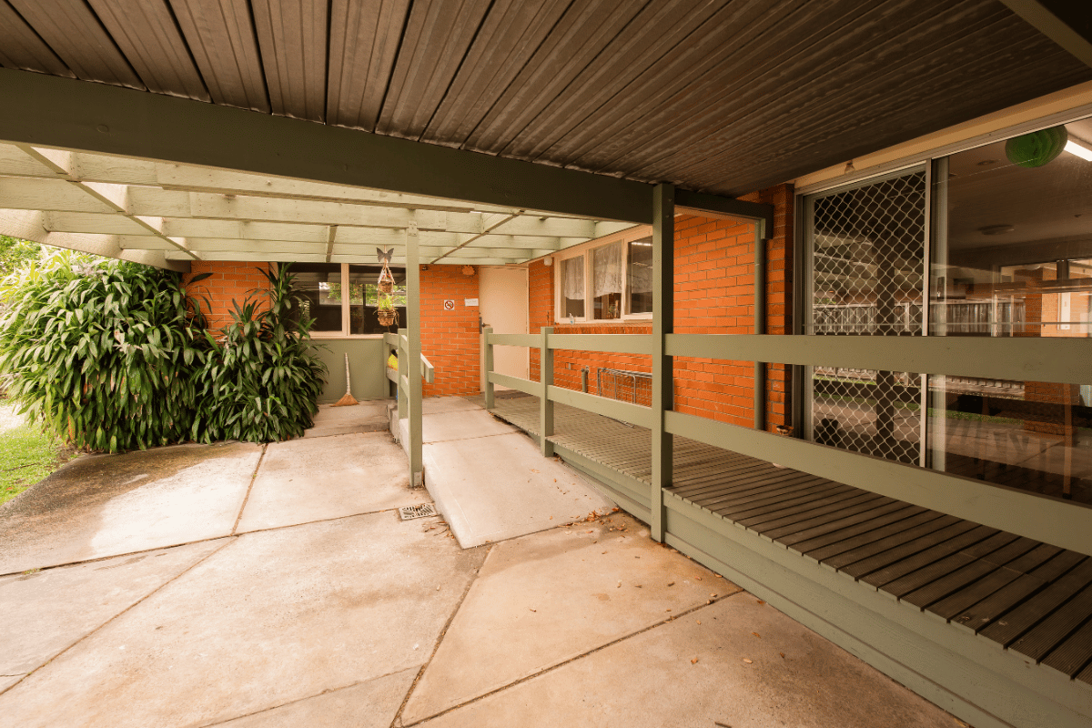 Friendly home close to local shopping and parks in bustling Glen Waverley. — Home image 11