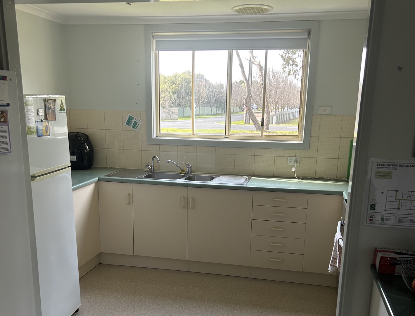 KINGSTON SOUTH EAST AVAILABLE NOW! 3 Bedroom Basic Share Home — Home image 5