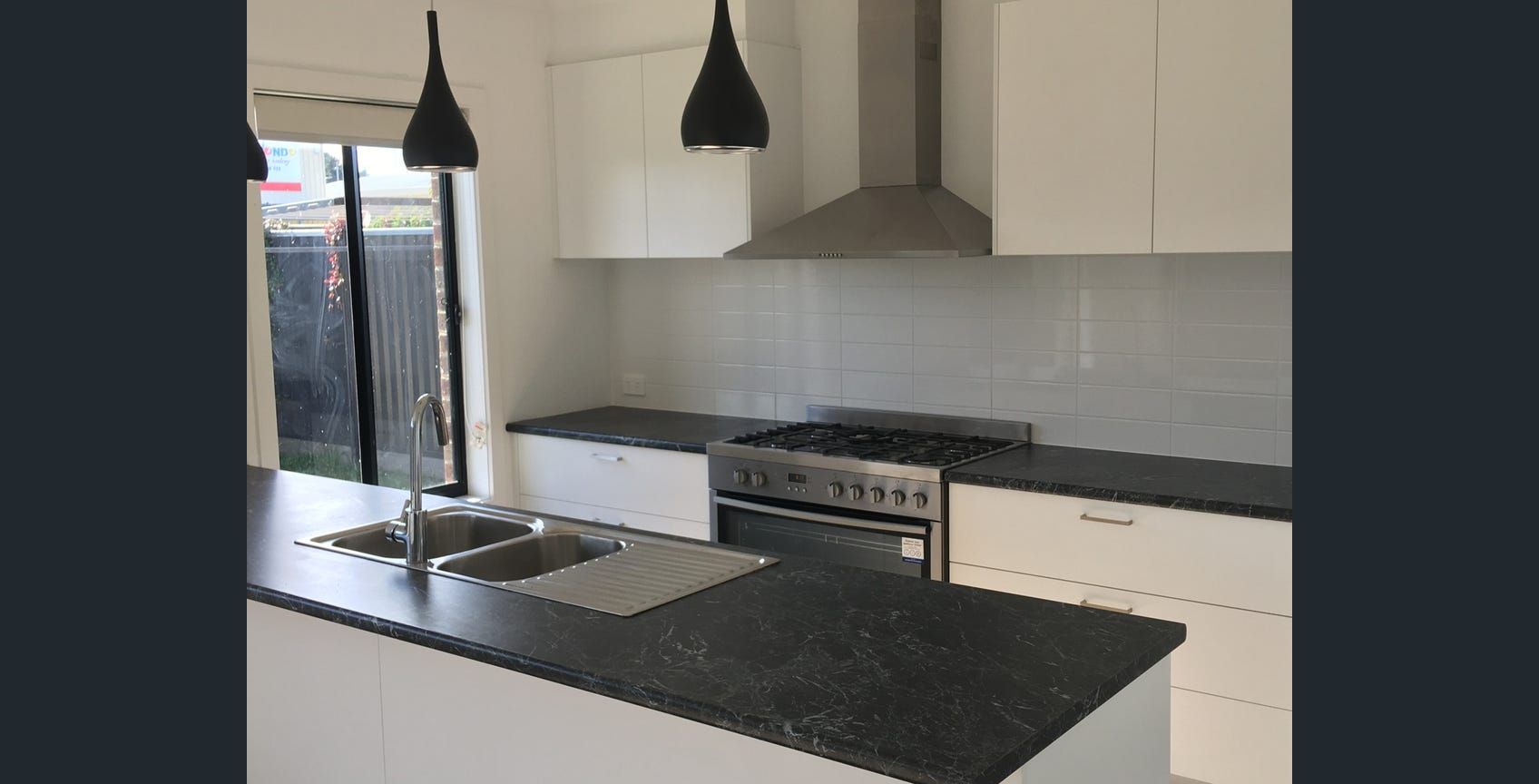 Walking distance to major shopping centre — Home image 5