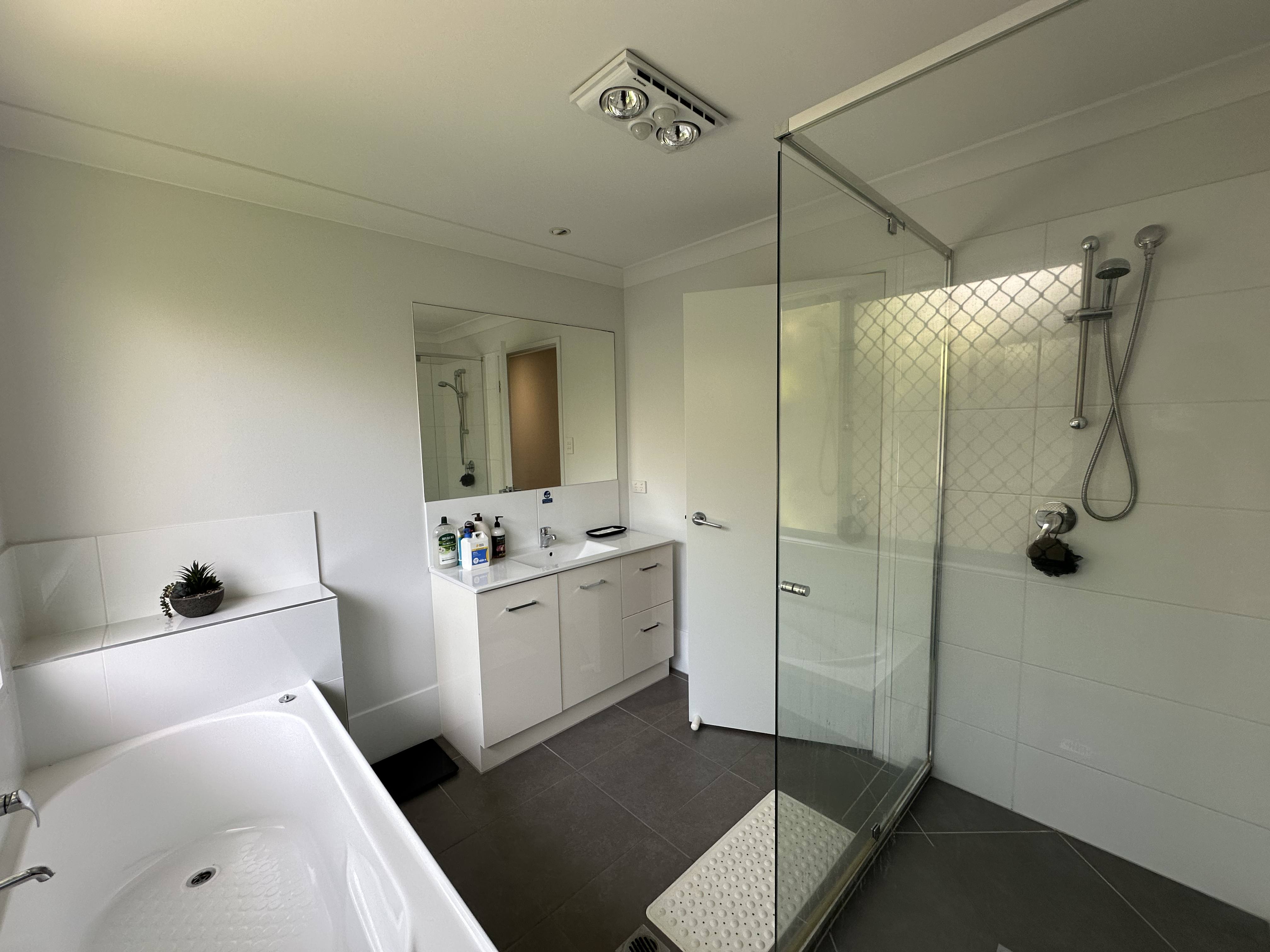 Comfortable Modern SIL Home in Lawnton — Home image 9