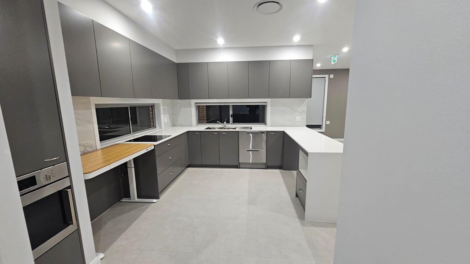 Available Now: 3 Res + OOA Home in Oakville — Home image 2