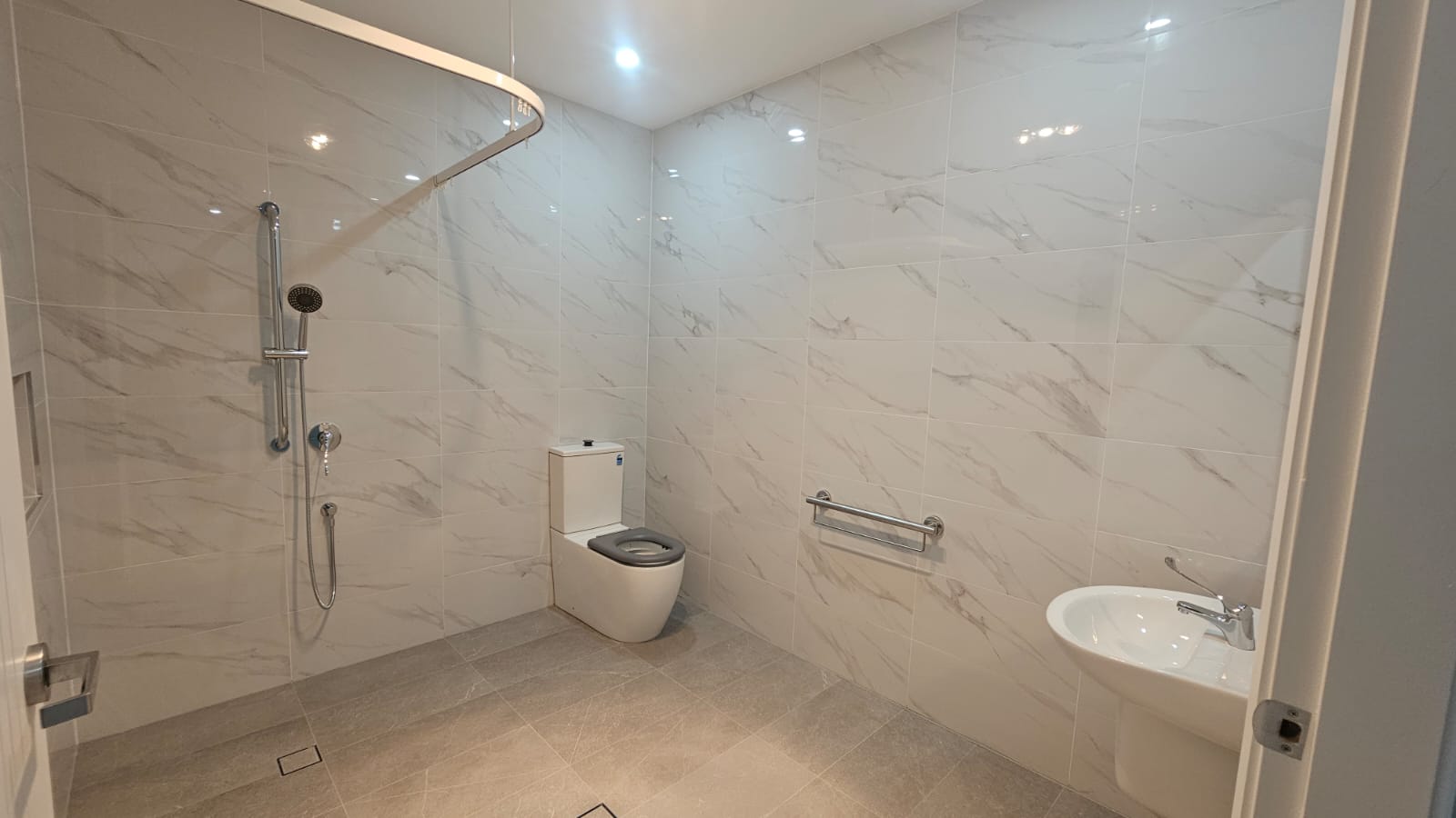 Available Now: 3 Res + OOA Home in Oakville — Home image 8