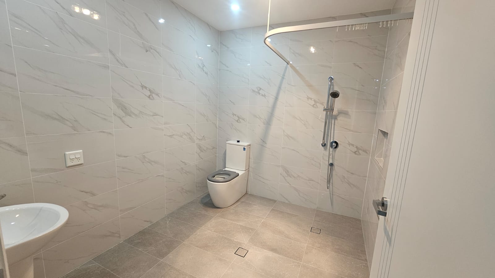 Available Now: 3 Res + OOA Home in Oakville — Home image 10