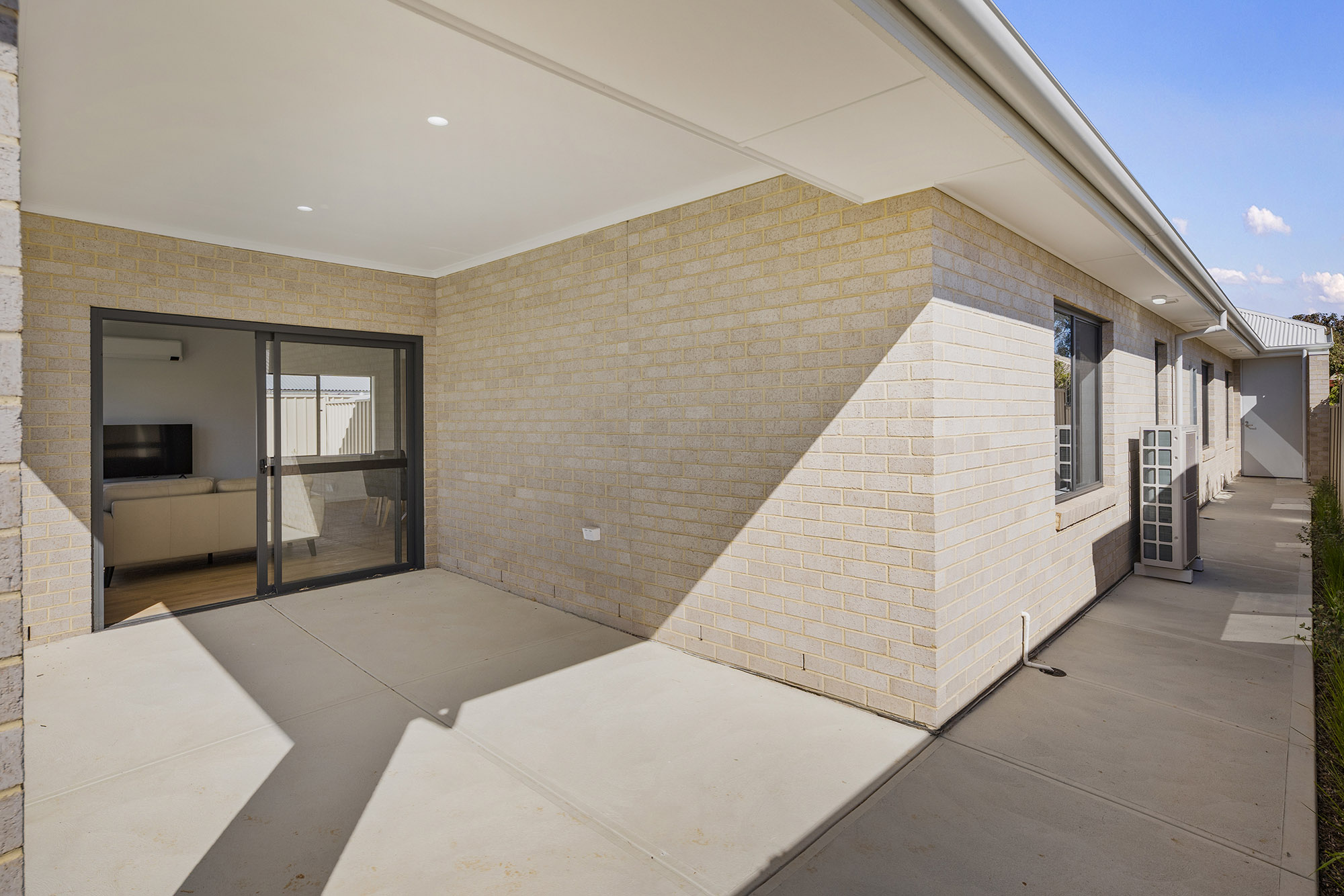 Ideal location for community access — Home image 14