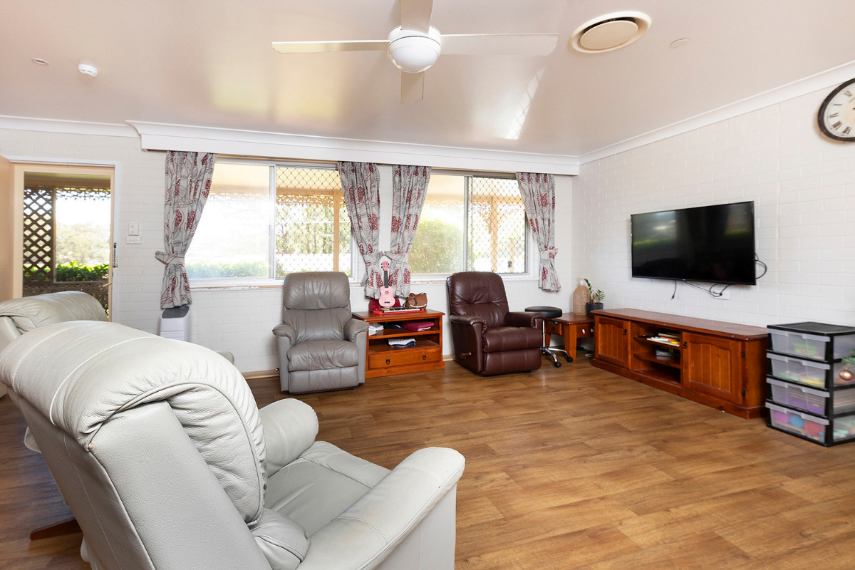 A well presented SIL home, close to all town amenities and the beach — Home image 2