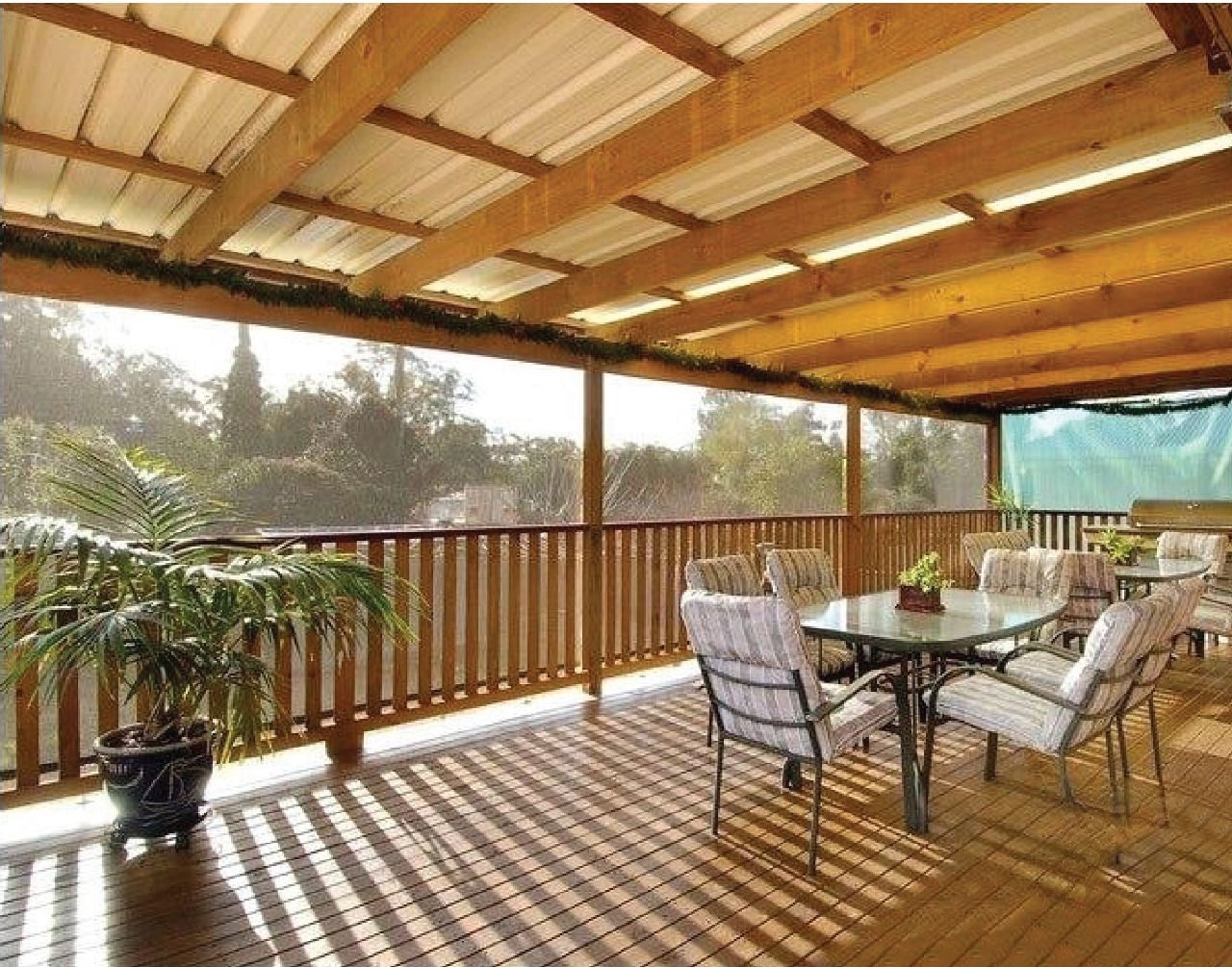 GREAT ENTERTAINING HOME WITH POOL — Home image 2