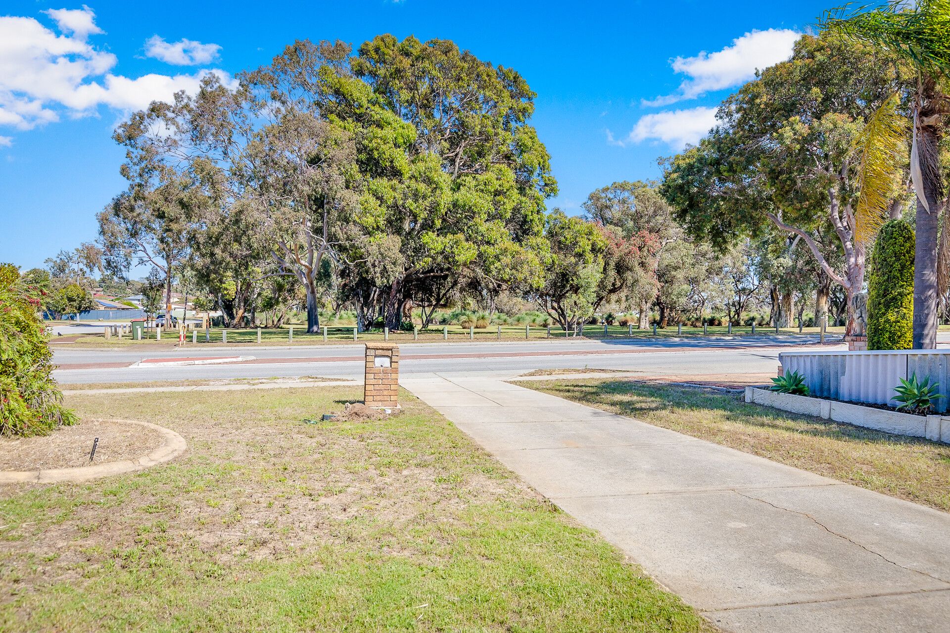 Surrounded by greenery in Beldon — Home image 7