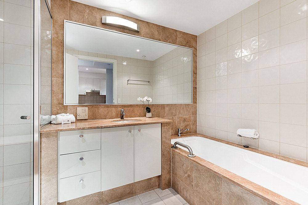 Quay West Apartment in Southbank with Pool and Gym — Home image 6
