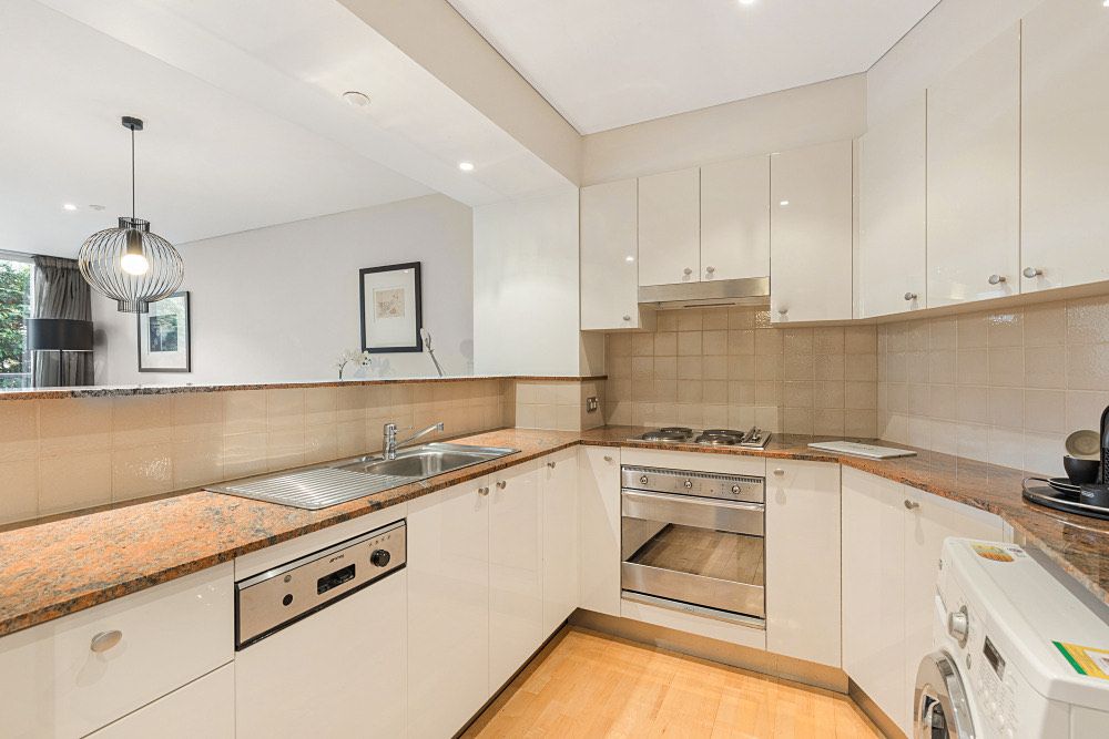 Quay West Apartment in Southbank with Pool and Gym — Home image 12