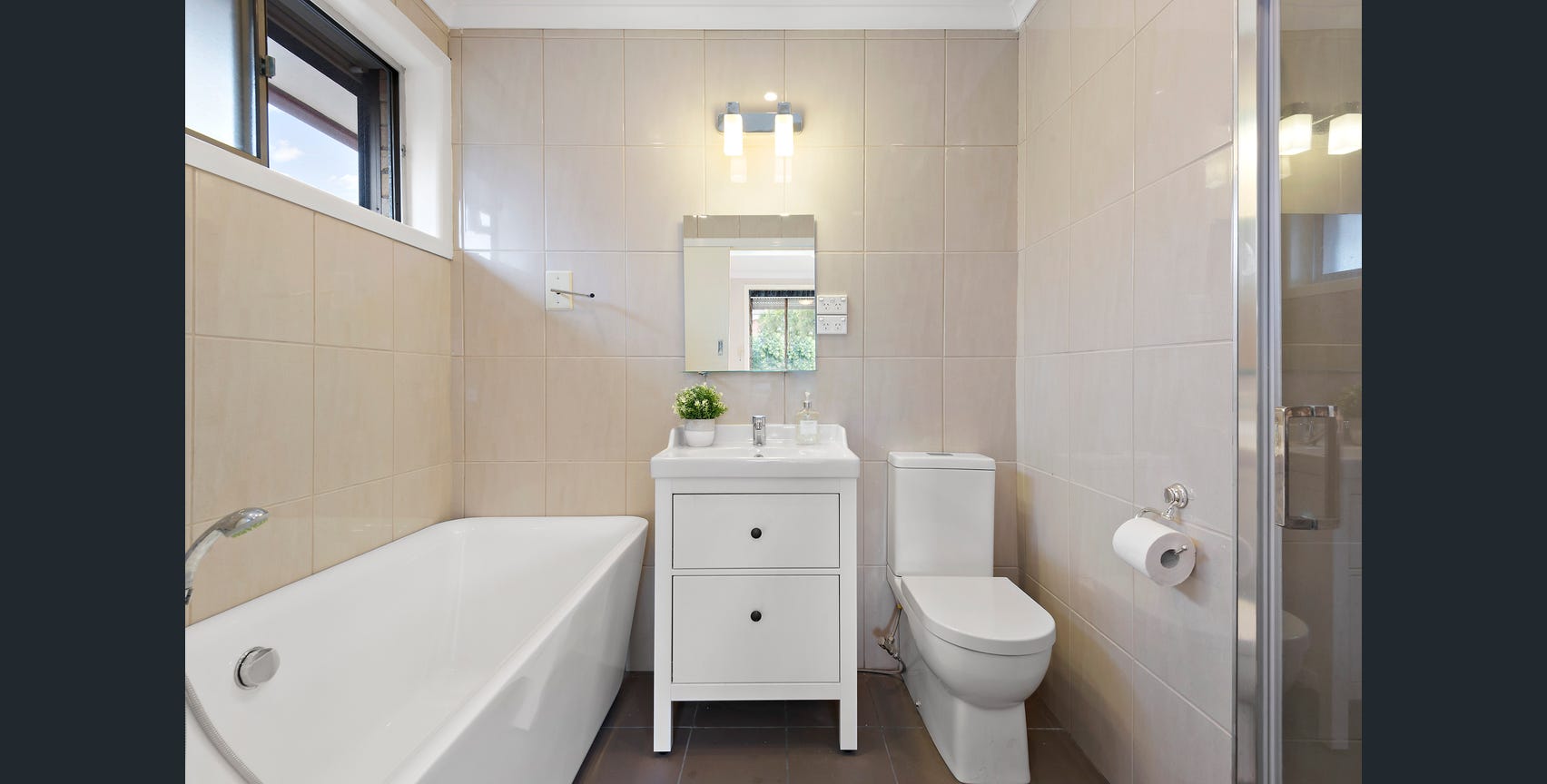 Spacious 5-Bedroom SIL Home in Quiet Oakleigh Court — Home image 2