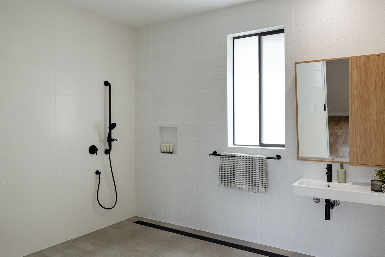 Spacious 3-bed Home for Sharing PLUS Separate 2-bed Villa for Single Occupancy. Disability Accommodation — Home image 14