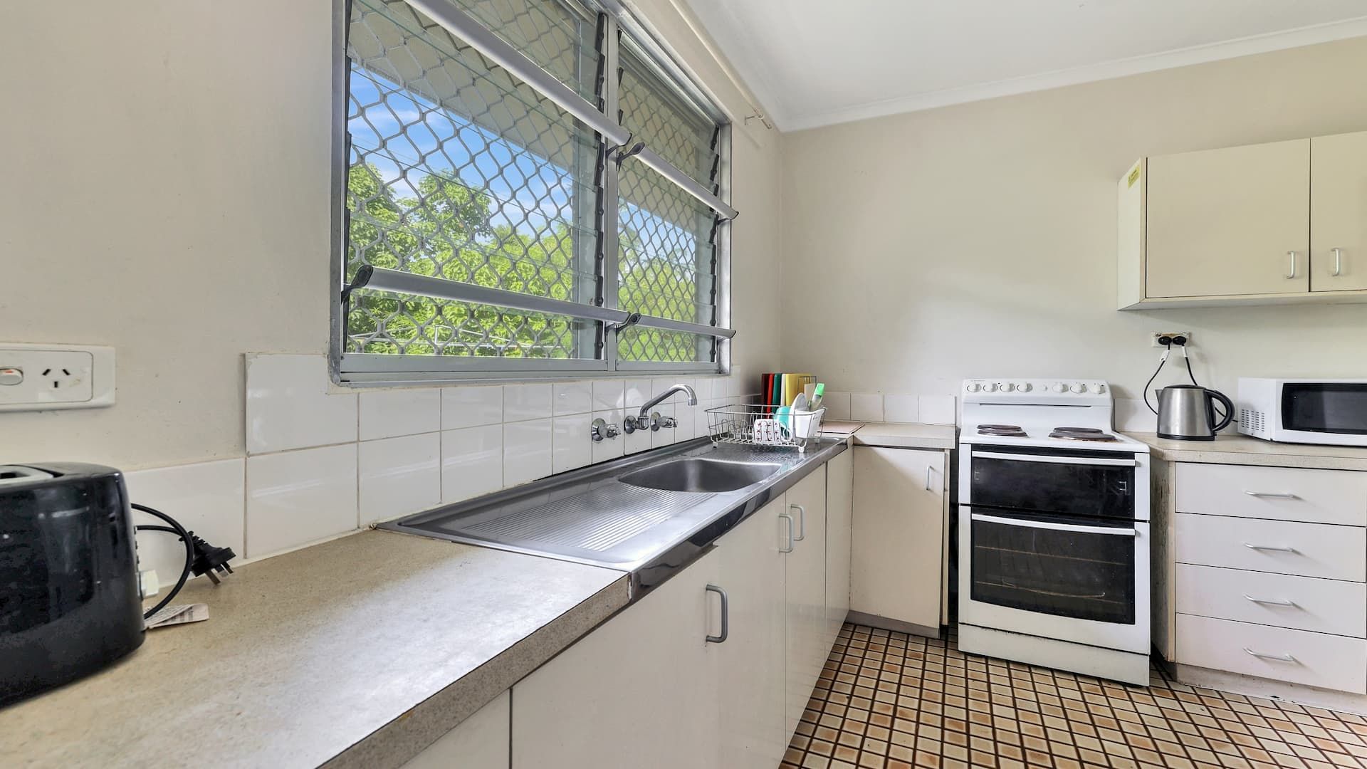 Comfortable, immaculate home on quiet block — Home image 8