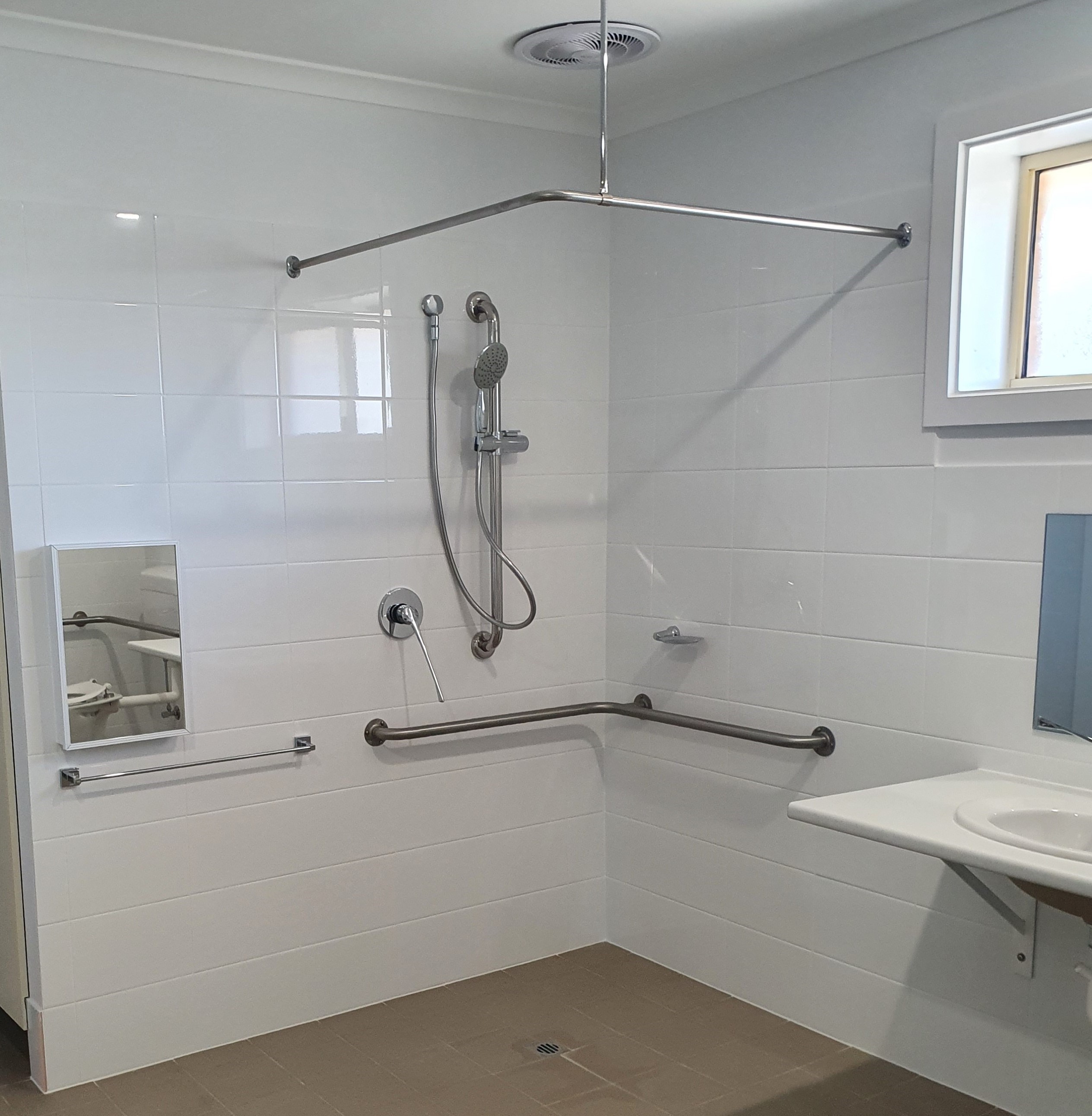 Live Alone - 2 Bedroom - Improved Livability Home — Home image 2