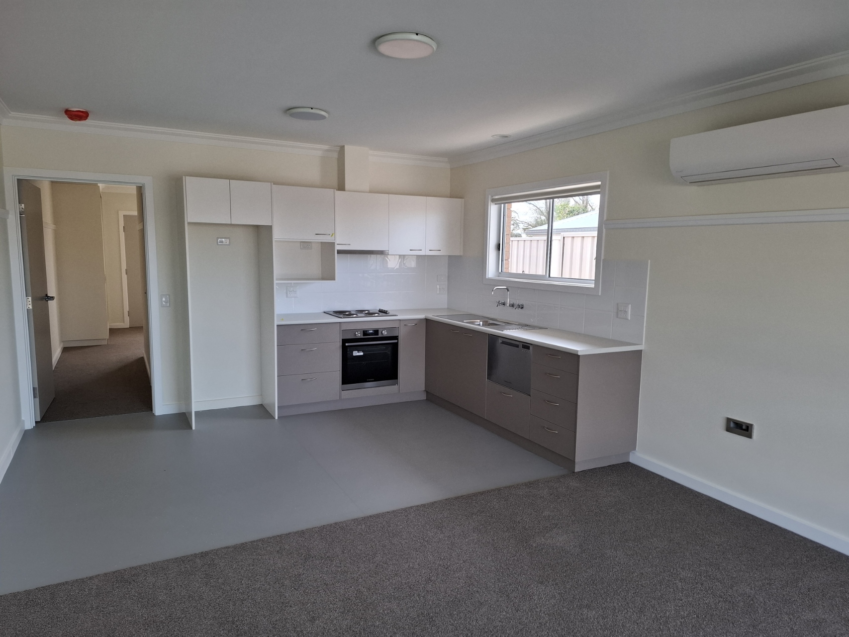 Unit 68 Improved Liveability Unit - Glenfield Park NSW — Home image 2