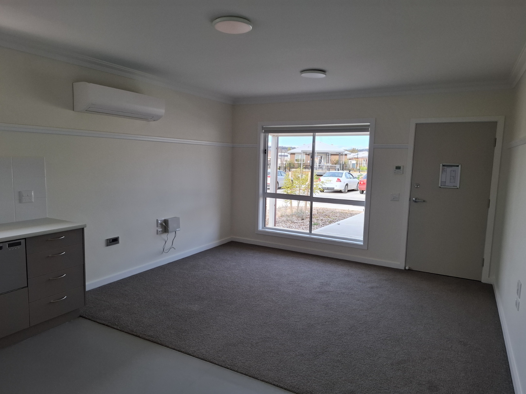 Unit 68 Improved Liveability Unit - Glenfield Park NSW — Home image 4